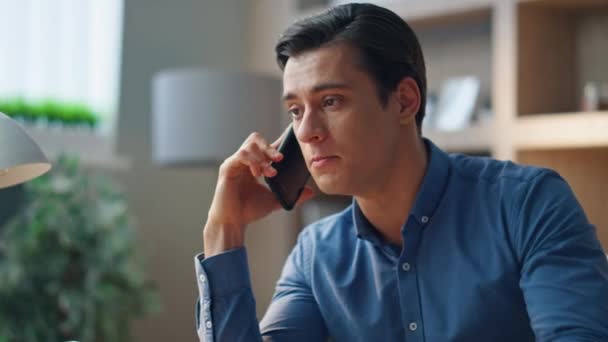 Emotionele Manager Schreeuwt Smartphone Call Bij Business Cabinet Closeup Zenuwachtige — Stockvideo