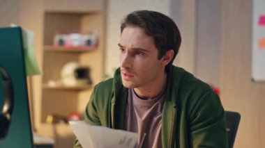 Aşırı çalışan yaratıcının bakışları ev ofisini yakından karşılaştırıyor. Bilgisayar işyerinde gözlerini ovuşturmaktan yorgun düşmüş. Masaüstü bilgisayarı üzerinde çalışan odaklanmış adam ressamı akşam kabinesinde proje oluşturuyor