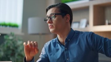 Gülümseyen tasarımcı bilgisayar videosu kabineyi kapatıyor. Video konferansından hoşlanan zeki yaratıcı girişimci. Genç mutlu iş adamı internette konuşuyor. İnternetteki röportajı yönetiyor.