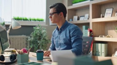Çağdaş ofis kapanışında çalışan yakışıklı bir serbest yazar. Odaklanmış finansal profesyonel görünümlü ekranlı internet. Dijital pazarlama çalışanı içeride sohbet ediyor. 