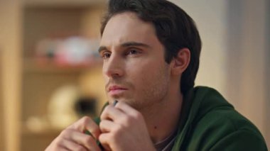 Düşünen adam ofiste çözümü yakından düşünüyor. Düşünceli web tasarımcısı uzak iş yerinde yeni fikirler yaratarak ilham bekliyor. Düşünceli yaratıcı karar planlama stratejisini arıyor