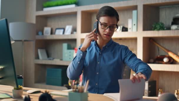 Odaklanmış Serbest Çalışan Ofiste Cep Telefonuyla Sohbet Eden Gözlüklü Kendine — Stok video