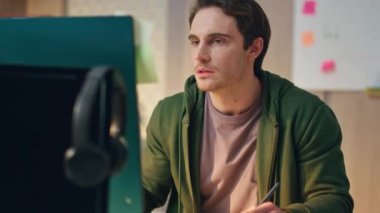 Modern ofiste tablet çizen dalgın bir serbest yazar. Dikkatli grafik tasarımcısı elinde renk örnekleri tutarak iş yerinde bilgisayar ekranını izliyor. İnsan yaratıcısı monitörle karşılaştırıldığında tek başına yaratıyor