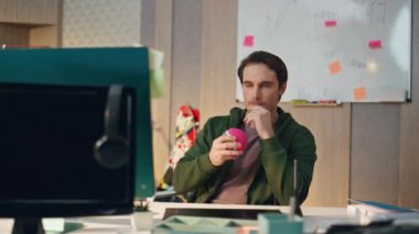 Tasarımcı, iş kabinesinde bilgisayar ekranını yakından izliyor. Stylus 'u hippi dairesinde fikir arayan düşünceli bir serbest çalışan tutuyor. Adam tasarım stüdyosunda tablet kullanarak proje yaratıyor 