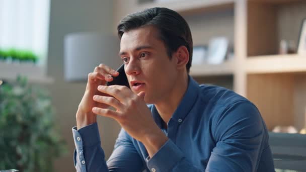 Hermostunut Työntekijä Soittaa Kännykkään Vihainen Mies Riitelee Puhelimessa Istuen Yksityisellä — kuvapankkivideo