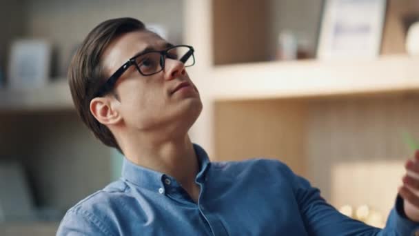 Ofiste Yakın Planda Dinlenen Adam Top Oynuyor Rahat Tasarımcı Özel — Stok video
