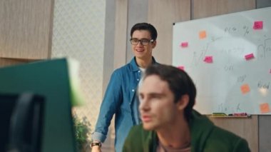 Ofiste çalışan iki adam bulanık etki yapıyor. Kapanış, bilgisayar işyerindeki monitörlere bakıp fikirlerini paylaşan adamlara ilham verdi. Kabine içinde birbirleriyle konuşan yaratıcı meslektaşlar.