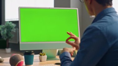 Girişimci elleri ofiste sahte bilgisayar jesti yapıyor. Çevrimiçi Chromakey Cihaz konuşmasında kimliği belirsiz iş adamı konuşuyor. Yeşil ekran pc video iş görüşmesine sahip akıllı girişimci 