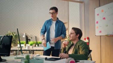 Ofiste çalışan ciddi takım arkadaşları. Akıllı tasarımcı tavsiyelerini bozacak. Yaratıcı sanatçı proje sonuçlarını kontrol ediyor. Odaklanmış uzman adam monitör çizim tableti