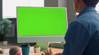 Freelancer 'ın iş yerindeki görüntülü sohbet programı. Bilinmeyen bir iş danışmanının internet görüşmesi yapan meslektaşlarıyla konuşması. İşadamı, kromakey aygıtı kullanarak stratejiyi online olarak açıklıyor
