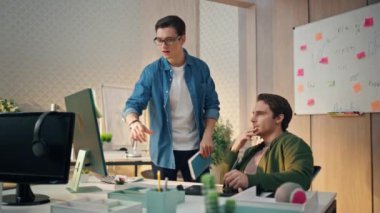 Bilgisayar ekranını ofise çeviren yaratıcı ilham kaynağı. Gözlüklü yaratıcı iş adamı meslektaşıyla el kol hareketi yapıyor. Bilgisayar analiz projesinde çalışan iki gülümseyen ortak. Takım planlama stratejisi