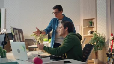 Şirket ofisinde çalışan gülümseyen meslektaşlar. Gözlüklü adam ortağına tavsiye veriyor. Bilgisayar ekranına bakan iki adam arkadaşça sohbetin tadını çıkarıyor. Etkin yaratıcıların son teslim tarihi var 