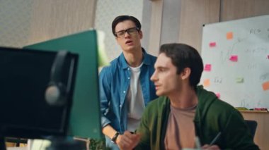 Ofiste birlikte çalışan ciddi bağımsız çalışanlar. Yakından esmer bir adam gözlüklü iş arkadaşı istiyor. Bilgisayara bakan iki adam ekran görüntülerini araştırıyor. Genç yaratıcı ekibinin son teslim tarihi var. 