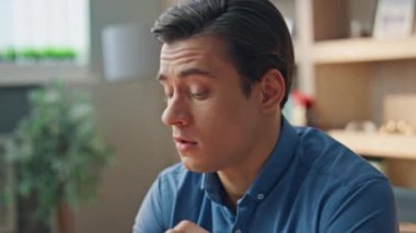 Yorgun bir iş adamı iş yerinde gözlerini ovuşturuyor. Evde tek başına elini uzatmaktan bıkmış serbest çalışan. Ciddi derecede fazla çalışan yaratıcı mesafelere bakıyor kabinenin içinde sıkı çalışıyor.