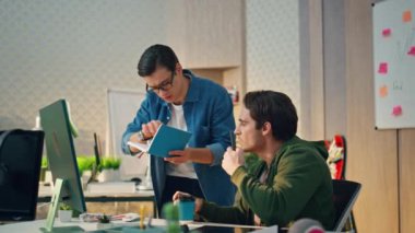 Arkadaş canlısı iş arkadaşları bilgisayarda birlikte çalışıyorlar. Proje yöneticileri ofiste mali verileri tartışıyor. Profesyonel analist denetleyici not yazma gözlemcisi. Takım çalışması işbirliği kavramı 