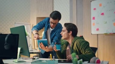 Akıllı girişimciler ofiste bilgisayar beyin fırtınası yapıyor. Gözlükçü adam notlar yazıyor. Bilgisayar ekranını izleyen iki uzman proje üzerinde çalışıyor. Yaratıcı insanlar hipster odasında tartışıyorlar.