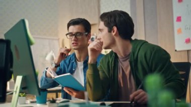 Ana ofiste beyin fırtınası yapan yaratıcı girişimciler. Yakın plan zeki meslektaşlar el hareketi projesini tartışıyorlar. Profesyonel tasarımcı bilgiyi açıklıyor. Takım çalışması işbirliği kavramı 