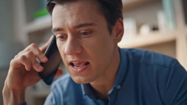 Boze Man Schreeuwt Mobiele Telefoon Zakelijke Plaats Close Gekke Zakenman — Stockvideo