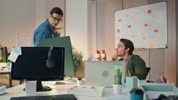Colleghi Seri Che Lavorano Computer Controllando Risultati Del Progetto Team — Video Stock