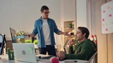 Meslektaşlar birlikte projeyi tartışıyorlar. Ofisteki adamlar el kol hareketleriyle bilgisayar masasında beyin fırtınası yapıyorlar. Duygusal web tasarımcısı, güneşli hippi kabinesinde meslektaşıyla konuşuyor. Takım çalışması konsepti 