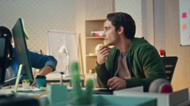 Kabinede çalışan ciddi bir adam. Yakın arkadaşlar birlikte projeyi tartışıyorlar. Ofisteki elemanlar iş yerindeki beyin fırtınalarını izliyorlar. Web tasarımcısı meslektaşıyla el ele konuşuyor