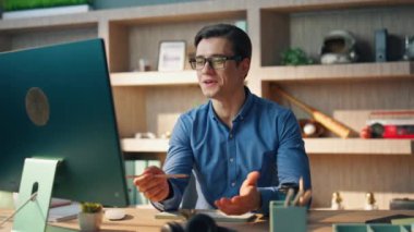 Modern ofis kapanışında kendine güvenen bir adam sanal çağrıdan bahsediyor. Yaratıcı işletme sahibi elinde kalem tutarak bilgisayar konferansında projeyi tartışıyor. Ekrana el hareketi yapan zeki serbest yazar
