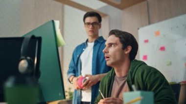 Yaratıcı iş adamları ofiste projeyi yakın planda tartışıyorlar. Ciddi, ilham verici adamlar bilgisayar işyerlerinde fikirlerini paylaşıyorlar. Gülümseyen iş arkadaşları kapalı alandaki sonuçlardan memnun hissediyorlar.