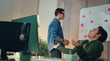 Gergin adamlar iş yerinde birbirleriyle iletişim kuruyorlar. Gözlüklü adam, bilgisayar ofisindeki hayal kırıklığına uğramış ortağıyla konuştuğunu söylüyor. İki acemi kabinede beyin fırtınası yapıyor.