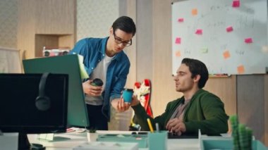 Bilgisayarda çalışan ciddi bir adam iş kabinesine bakıyor. Arkadaş canlısı meslektaşım ofis ortağına kahve veriyor. Gülümseyen iş arkadaşları ellerinde sıcak içecekler, birbirlerine dik dik bakıyorlar. Takım çalışması konsepti