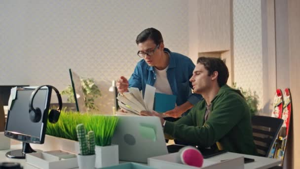 Tasarımcı Yerinde Renk Görünümlü Monitör Seçiyor Ofiste Birlikte Beyin Fırtınası — Stok video