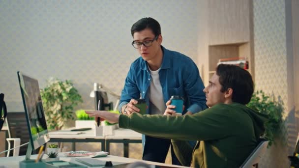 オフィスで創造的なフリーランスのポインティングモニター アイグラスは同僚と感情的に話をするビジネスマンに刺激を与えた コンピュータコーヒーを飲む仕事をしているアクティブなパートナー チーム計画戦略 — ストック動画