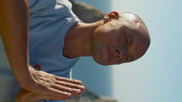 Sportowiec Ćwiczący Jogę Oceanie Skupiony Mężczyzna Medytujący Namaste Pozycji Pięknej — Wideo stockowe