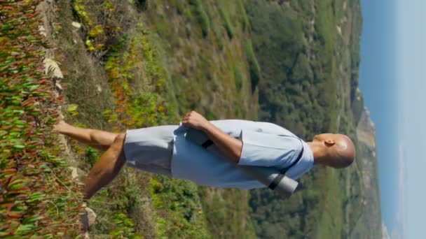 Okyanus Manzarasında Yoga Minderiyle Yürüyen Atletik Bir Adam Aktif Adam — Stok video
