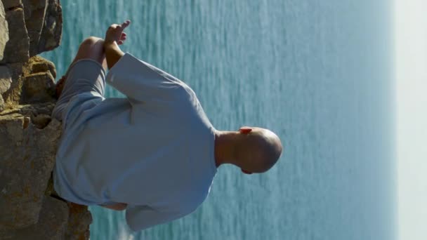 Hombre Yoga Practicando Meditación Hermoso Borde Del Acantilado Marino Luz — Vídeos de Stock