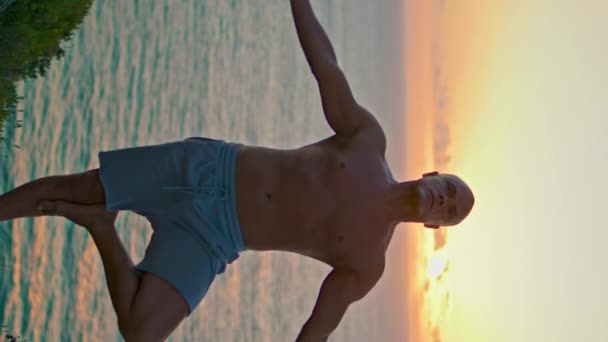 Zen Άνθρωπος Εξάσκηση Asana Στο Όμορφο Ηλιοβασίλεμα Θέα Στον Ωκεανό — Αρχείο Βίντεο