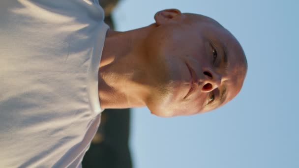 肖像人呼吸冥想在高山的天空 禅师在晨练时放松地享受阳光 聚焦瑜伽集中室外垂直视野 幸福和谐的概念 — 图库视频影像