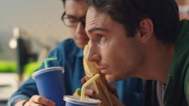 Ofis odasında kola içen yaratıcı adamlar. İki erkek iş arkadaşı hippi işyerinde gayri resmi olarak buluşuyorlar. İş ekibi yeşil bitkilerin iç kısımlarında aç hissederek yemeğin tadını çıkarıyor. 