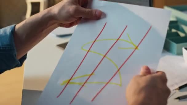 Serbest Çalışan Eller Eskizi Güneşli Ofiste Gösteriyor Kapatın Kağıtları Tutan — Stok video
