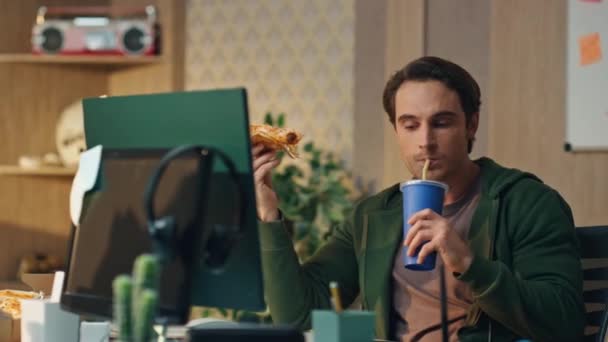 Hombre Hambriento Bebiendo Cola Sosteniendo Pizza Oficina Cerca Freelancer Relajado — Vídeos de Stock