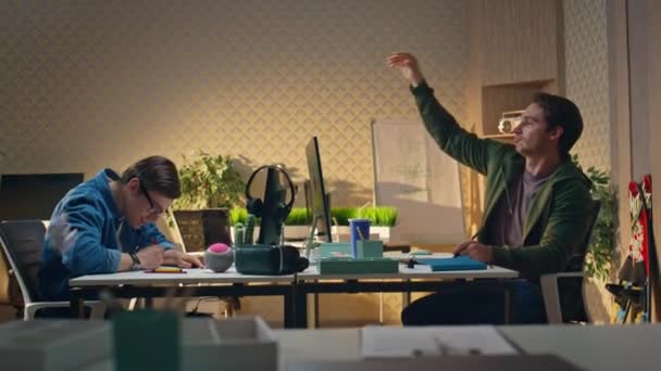 Zorgeloze Collega Hebben Plezier Bij Hipster Office Gelukkige Jongens Die — Stockvideo