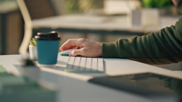 Mão Homem Usando Mouse Computador Trabalhando Close Sala Desconhecido Criador — Vídeo de Stock