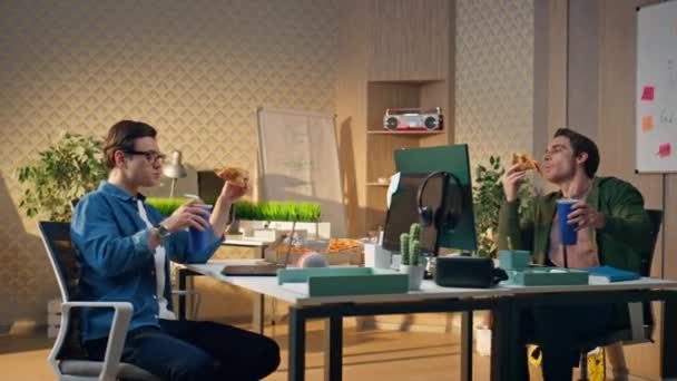 Щасливі Фрілансери Обідають Розважаючись Офісі Розслаблені Хлопці Насолоджуються Смачним Італійським — стокове відео