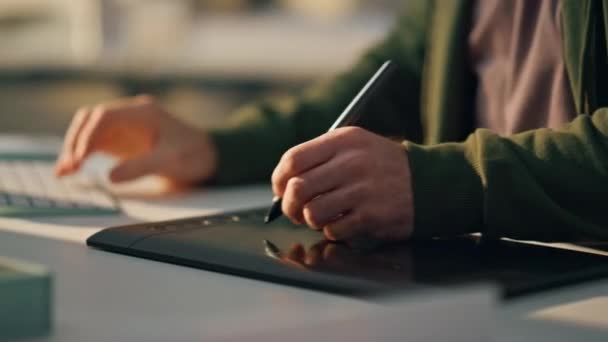 Designer Hand Tekening Stylus Digitale Tablet Bij Business Cabinet Closeup — Stockvideo