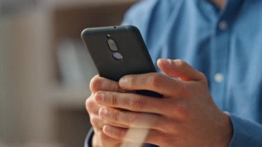 Adam, cep telefonuna yakın çekimde mesaj yolluyor. İş yerinde oturan isimsiz bir iş adamı. Tanımlanamayan yönetici internette geziniyor. Kabinede iş sohbetine tek başına cevap veriyor.