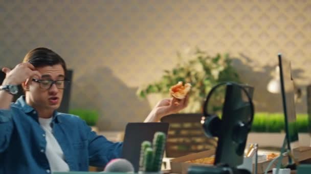 Γελαστοί Άντρες Κάνουν Διάλειμμα Στο Κοντινό Γραφείο Πεινασμένοι Σχεδιαστές Τρώνε — Αρχείο Βίντεο