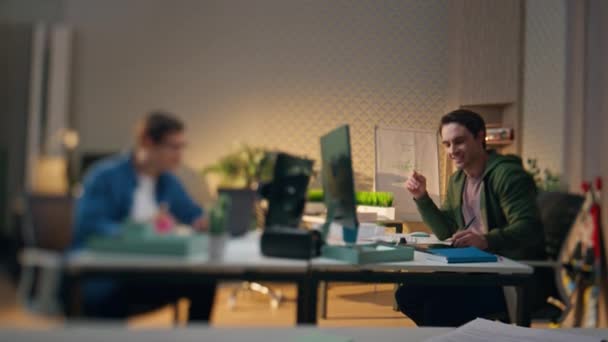 Smiling Coworkers Talking Together Computer Table Blur Effect Art Director — Stock Video