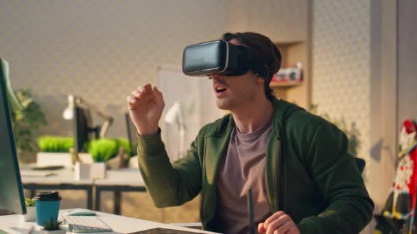 Headset Man Explorando Ciberespaço Óculos Virtuais Close Sala Surpreendido Criador — Vídeo de Stock