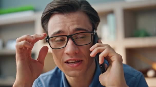 Closeup Sorridente Empresário Chamando Smartphone Escritório Feliz Homem Confiante Ter — Vídeo de Stock