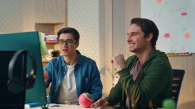 Neşeli adamlar modern işyerinden arıyorlar. Kapanış yaratıcı iş ekibi sunumunu birlikte bilgisayar toplantısı projesini tartışarak yapıyor. Gülümseyen iş arkadaşları beş kutlama başarısı gösterdi