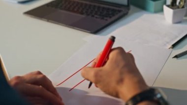 Güneşli işyerindeki acemi el çizimi kağıtları kapanıyor. Elinde keçeli kalemle rahat bir ofiste çalışan kimliği belirsiz bir yaratıcı. Tanımlanamayan yaratıcı serbest adam tek başına çizim yapıyor masada proje yaratıyor.